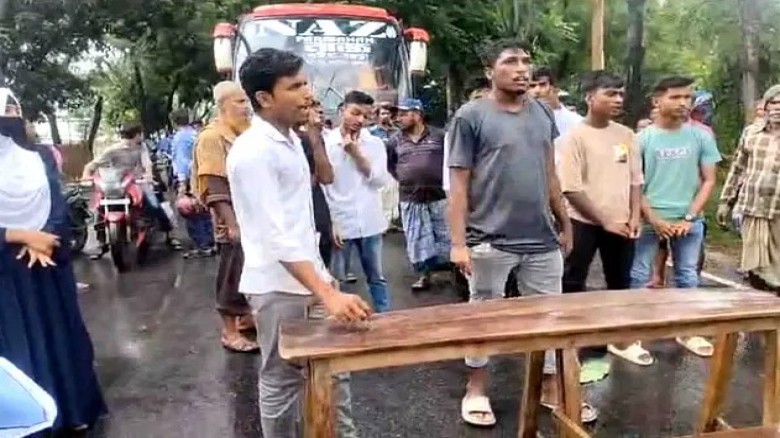 অধ্যক্ষের পদত্যাগের দাবিতে নাটোরে মহাসড়কে শ্রেণিকক্ষের বেঞ্চ রেখে অবরোধ অধ্যক্ষের পদত্যাগের দাবিতে নাটোরে মহাসড়কে শ্রেণিকক্ষের বেঞ্চ রেখে অবরোধ